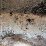 Altrettanto affascinanti risultano le numerose croci scolpite sulle sue pareti
